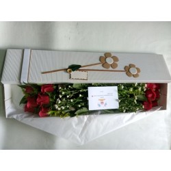 caja blanca con 12 rosas rojas