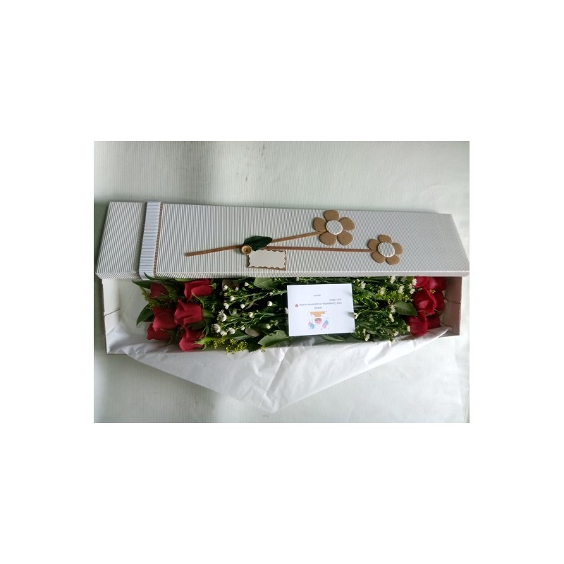 caja blanca con 12 rosas rojas