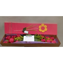 Caja roja con 12 rosas rojas